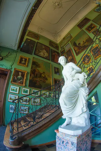 Cage d’escalier intérieure et décors XVIIIe siècle préservés au Château d’Attre