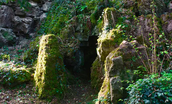 Grotte dans le parc à l’anglaise du Château d’Attre, Hainaut