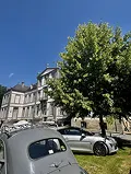 Voiture de collection devant le Château d’Attre lors d’un rallye en Belgique