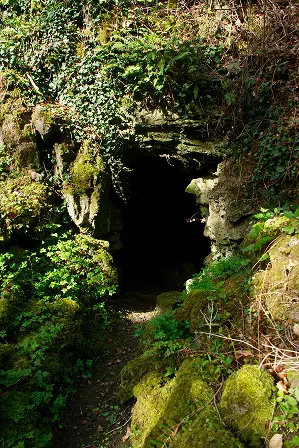 Grotte dans le parc à l’anglaise du Château d’Attre, classé Jardin exceptionnel de Wallonie