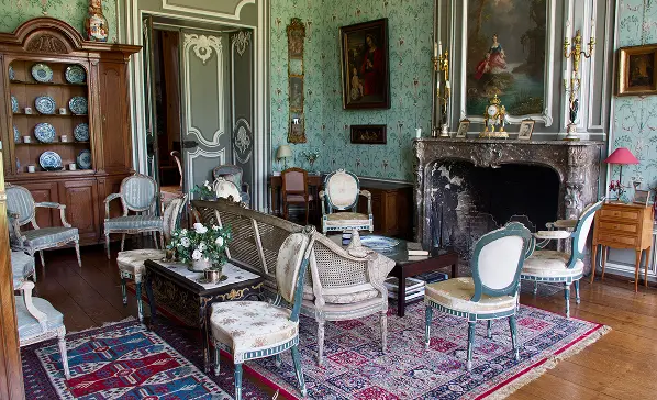 Salon vert du Château d’Attre, mobilier et boiseries d’époque intacts